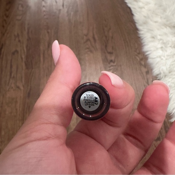 MAC Powerglass Plumping Lip Gloss - Tickled by Bubbles - Picture 3 of 4
